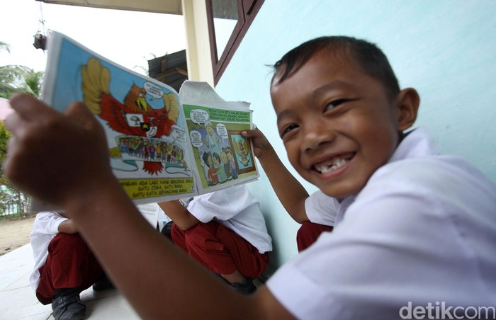 Kedatangan dua anggota TNI AD ke sekolah di Simeulue, Aceh, selalu ditunggu oleh siswa. Pasalnya para TNI itu membawa beragam buku yang menarik untuk dibaca.