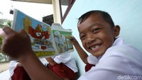 Antusias anak-anak membaca buku di SDN 3 Simeulue Tengah, Aceh.