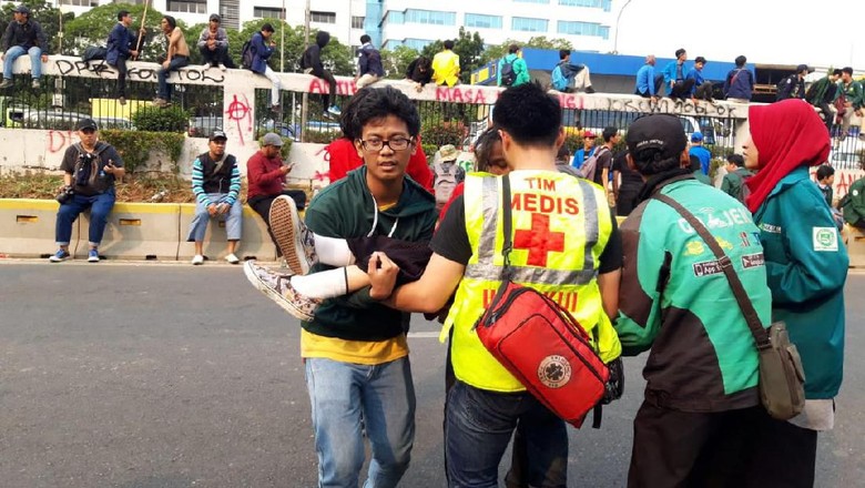 Kelelahan, Sejumlah Mahasiswa yang Demo di Depan DPR Pingsan Kelelahan, Sejumlah Mahasiswa yang Demo di Depan DPR Pingsan