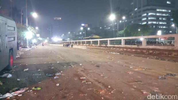 Situasi di depan Gedung DPR pukul 23.02 WIB.