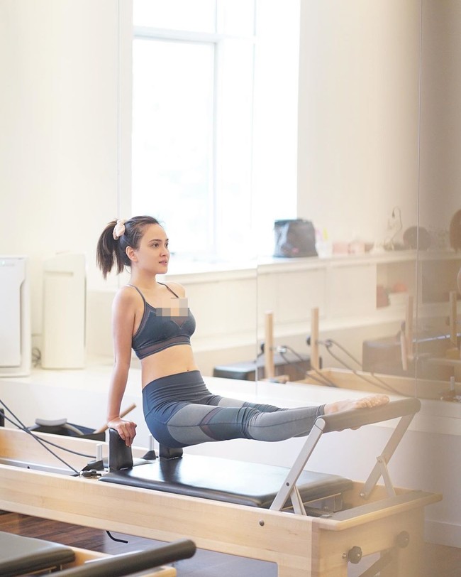 Aktris yang terkenal setelah membintangi film Eiffel Im In Love itu bereaksi setelah sering dibandingkan perut hamilnya. Malahan, ada seorang warganet yang membandingkan besar perut Shandy Aulia dengan istrinya yang usia kandungannya sama. Jangan bandingkan istrimu dengan wanita lain. Sama halnya kamu laki laki tidak suka di bandingkan dengan lakilaki lainnya. Setiap tubuh manusia memiliki genetik berbeda beda, jawab Shandy Aulia. Foto: dok. Instagram