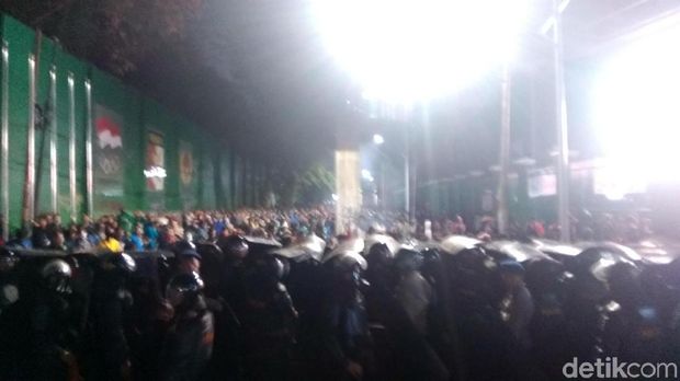 Barikade polisi halau massa mahasiswa.