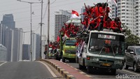 Hingga saat ini, gelombang mahasiswa masih terus berdatangan ke gedung DPR.
