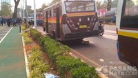 Banyak deretan bus yang membawa demonstran parkir di bahu jalan sekitar Pintu 10 Senayan. Demo ini terkait RUU KUHP. Foto: pasangmata.com