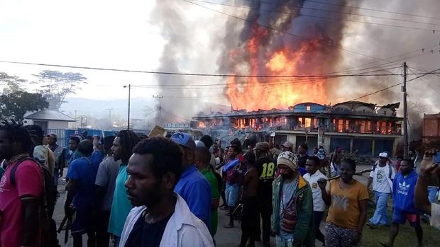 Pembakaran dan perusakan terjadi saat kerusuhan di Wamena, Jayawijaya, Papua, Senin (23/9). (CNN Indonesia/Bisma Septalisma)