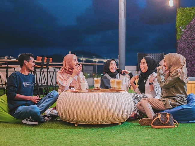 Awkarin menyempatkan diri bertemu dengan sejumlah influencer di Aceh. Mereka berbagi cerita tentang kehidupan di Aceh dan apa yang dibanggakan dari provinsi yang terkenal dengan Masjid Raya Baiturrahman itu. Foto: Dok. Instagram @awkarin