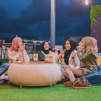 Awkarin menyempatkan diri bertemu dengan sejumlah influencer di Aceh. Mereka berbagi cerita tentang kehidupan di Aceh dan apa yang dibanggakan dari provinsi yang terkenal dengan Masjid Raya Baiturrahman itu. Foto: Dok. Instagram @awkarin