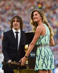 RIO DE JANEIRO, BRAZIL - JULY 13:  Former Spanish international Carles Puyol and model Gisele Bundchen present the World Cup trophy in a Louis Vuitton case prior to the 2014 FIFA World Cup Brazil Final match between Germany and Argentina at Maracana on July 13, 2014 in Rio de Janeiro, Brazil.  (Photo by Laurence Griffiths/Getty Images)