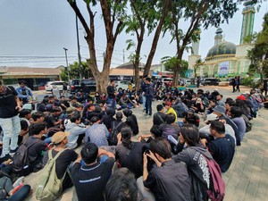 Ratusan Mahasiswa Berpakaian Hitam dari Bekasi Bergerak ke DPR