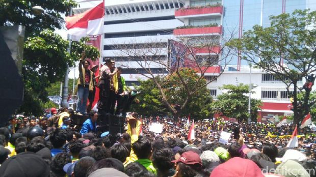 Massa Mahasiswa Robohkan Pagar Kantor DPRD Jateng