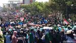 Potret Demo Mahasiswa di Makassar: Bakar Ban dan Robohkan Pagar DPRD
