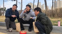 Makan roti bareng teman-temannya, pelantun “Because You`re My Girl” ini kelihatan super happy! Ia tak peduli meski harus duduk di pinggir jalan. Foto: Instagram leeseunggi.official