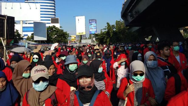  Mahasiswa memenuhi Jl Urip Sumoharjo, Makassar, berupaya mendekat ke gedung DPRD Sulsel