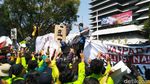 Mahasiswa Bawa Pocong dan Keranda Demo di DPRD Jateng