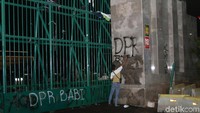 Usai bentrokan yang terjadi, gepan gedung DPR terlihat dipenuhi vandalisme.