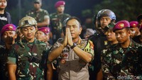 Harry Kurniawan turut didamppingi personel TNI.