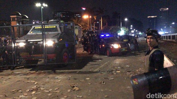 Barracuda dan mobil pengurai massa (Raisa) dikerahkan untuk membubarkan massa