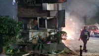 Pantauan di lokasi di Jalan Asia Afrika, Jakarta, pukul 19.30 WIB, Selasa (24/9/2019), massa awalnya membakar pembatas yang lokasinya berdekatan dengan pos polisi. Namun, tak berhenti di situ, massa kemudian membakar pos polisi.