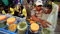 Ada sisi lain yang menarik untuk dikulik dari aksi unjuk rasa mahasiswa di depan gedung DPR, Jakarta. Banyaknya mahasiswa dan masyarakat yang datang untuk ikut dalam aksi tersebut membuat sejumlah pedagang makanan menggelar lapak di area sekitar demo, Selasa (24/9/2019).