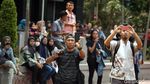 Momen Warga Berbondong-bondong Abadikan Aksi Demo Mahasiswa