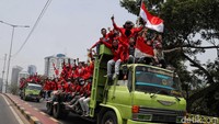 Tak hanya bus, beberapa mahasiswa lainnya juga menumpang truk.
