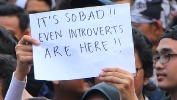 Situasi yang buruk sampai memaksa seorang introvert ikut berdemo turun ke jalan. Foto: via Twitter @yeahmahasiswa