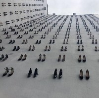 High heels yang digunakan dalam instalasi tersebut rata-rata berwarna hitam. Sekilas terlihat indah dan dramatis, namun ada kisah pilu di baliknya. Foto: Bored Panda/Yankose