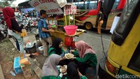Selain starling, ada pula pedagang makanan seperti nasi goreng hingga mie ayam yang turut menggelar lapak di area sekitar demo.