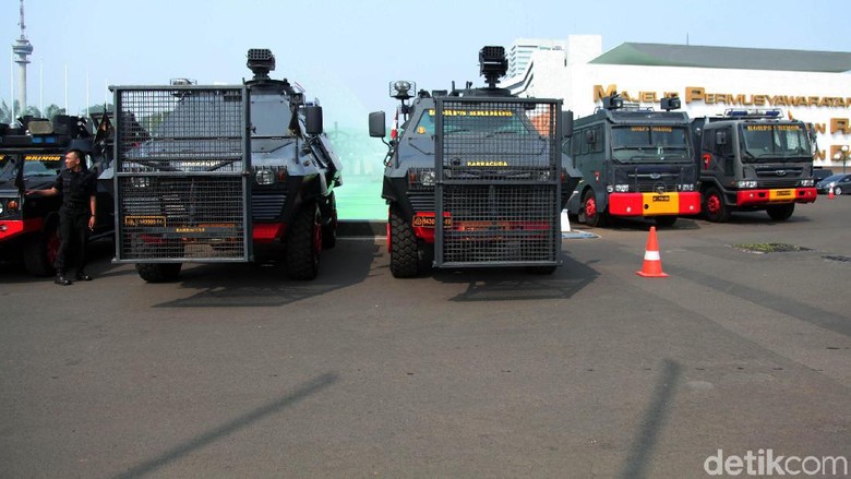 Water Cannon dan Barracuda Foto: Lamhot Aritonang Water Cannon dan Barracuda Foto: Lamhot Aritonang