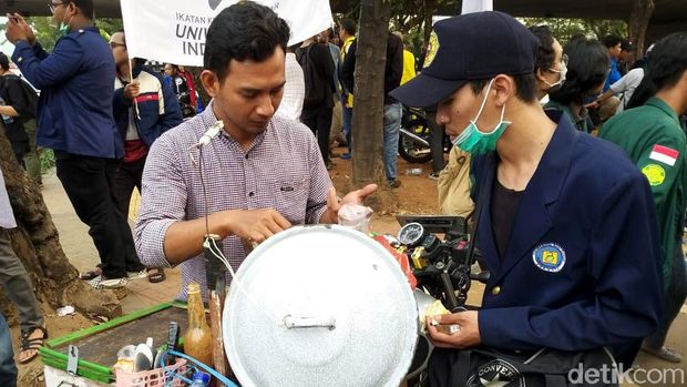Kawasaki W175 jadi tunggangan tukang siomay