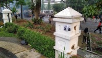 Gas air mata dan water cannon ditembakkan polisi saat massa aksi menjebol gedung DPRD Jabar di Jalan Diponegoro, Kota Bandung, Selasa (24/9/2019). Aksi sebelumnya berjalan tertib, namun tiba-tiba massa menjebol pagar DPRD Jabar.
