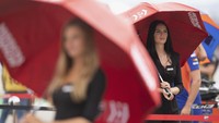 Umbrella girl MotoGP Aragon berbaris di depan paddock (Mirco Lazzari gp/Getty Images)