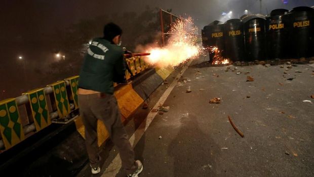 Ratusan Personel Polisi Sisir Massa Aksi yang Masih Bertahan