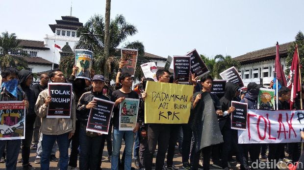 Ratusan Massa dari Berbagai Elemen Masyarakat di Bandung Turun ke Jalan