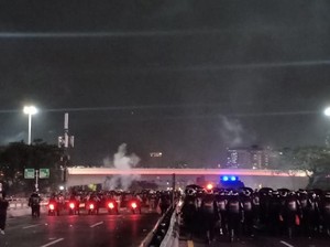 Gas Air Mata Menyebabkan Mata Perih, Ini Cara Mengatasinya!