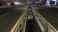 Lenganya jalan tol disebabkan demo mahasiswa di depan gedung DPR.