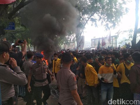 Makin Panas, Mahasiswa di Medan Bakar Ban dan Rusak Kawat Berduri