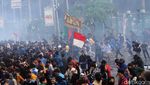 Suasana Saat Mahasiswa-Polisi Bentrok di Depan Gedung DPR