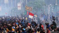 Polisi juga melepaskan tembakan gas air mata.