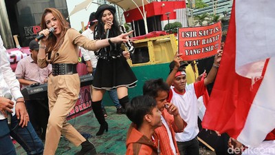 Massa Pendukung Pimpinan Baru Goyang Dangdut di KPK