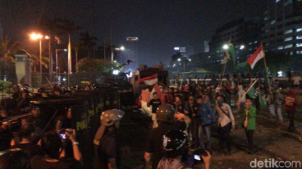 Massa sempat berorasi dan terlibat saling dorong dengan polisi di depan DPR