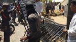 Potret Demo Mahasiswa di Makassar: Bakar Ban dan Robohkan Pagar DPRD