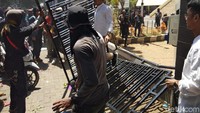 Pagar gedung DPRD Sulsel juga dirobohkan. Foto: Hermawan Mappiwali/detikcom