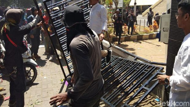 Mahasiswa menjebol pagar gedung DPRD Sulsel