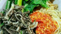 Ini mie tasik racikan Mang Obeth yang populer. Wah, babat hitam plus sambalnya menantang banget ya?  Foto : Instagram @mang.obeth