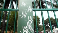 Nampak coretan tangan berwarna putih terlihat di salah satu sisi depan gedung DPR, Jakarta. Nampak coretan tangan berwarna putih terlihat di salah satu sisi depan gedung DPR, Jakarta.