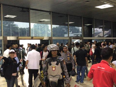Kena Dampak Gas Air Mata, Pegawai di Kompleks DPR Dievakuasi ke Nusantara V