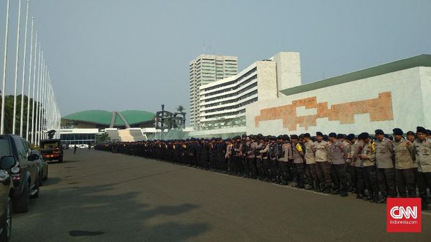 Cegah Perusakan Pagar DPR, Polisi Pasang Kawat Berduri