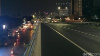 Penutupan Tol Dalkot tersebut berimbas kemacetan Jalan Tol Cikampek ruas Halim, Jakarta Timur.