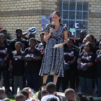 Adapun gaun tersebut dijual seharga US$ 85 atau sekitar Rp 1,2 juta. Namun menurut situs Mayamiko, gaun Meghan ini sudah habis terjual. (Foto: Getty Images)